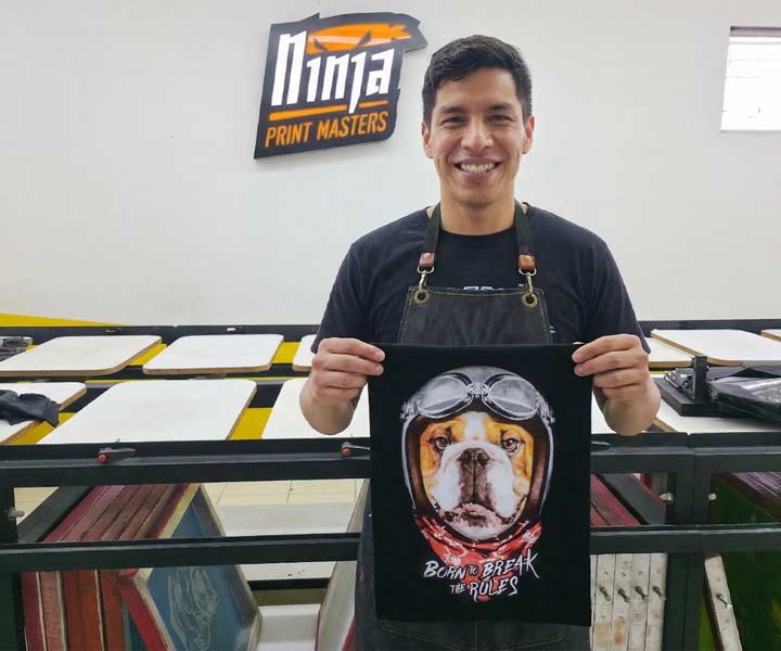 alumno sostiene prenda con estampado fotorrealista de serigrafia