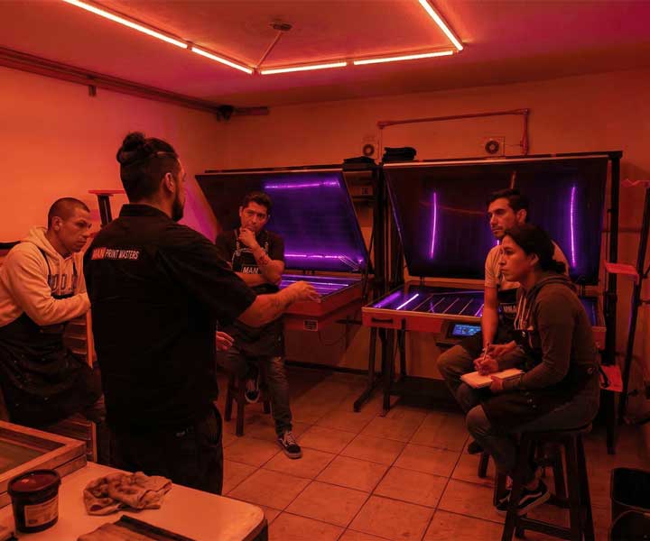 clase en cuarto obscuro de serigrafia