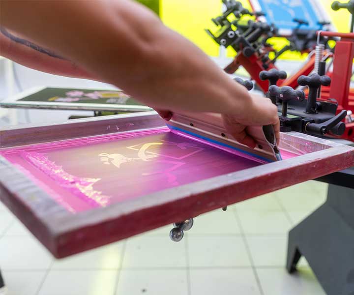 personas en curso de serigrafia practica con pulpo